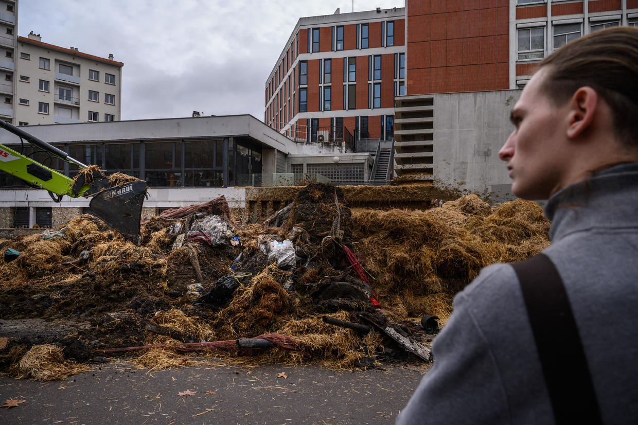 Enraged French farmers stage protest