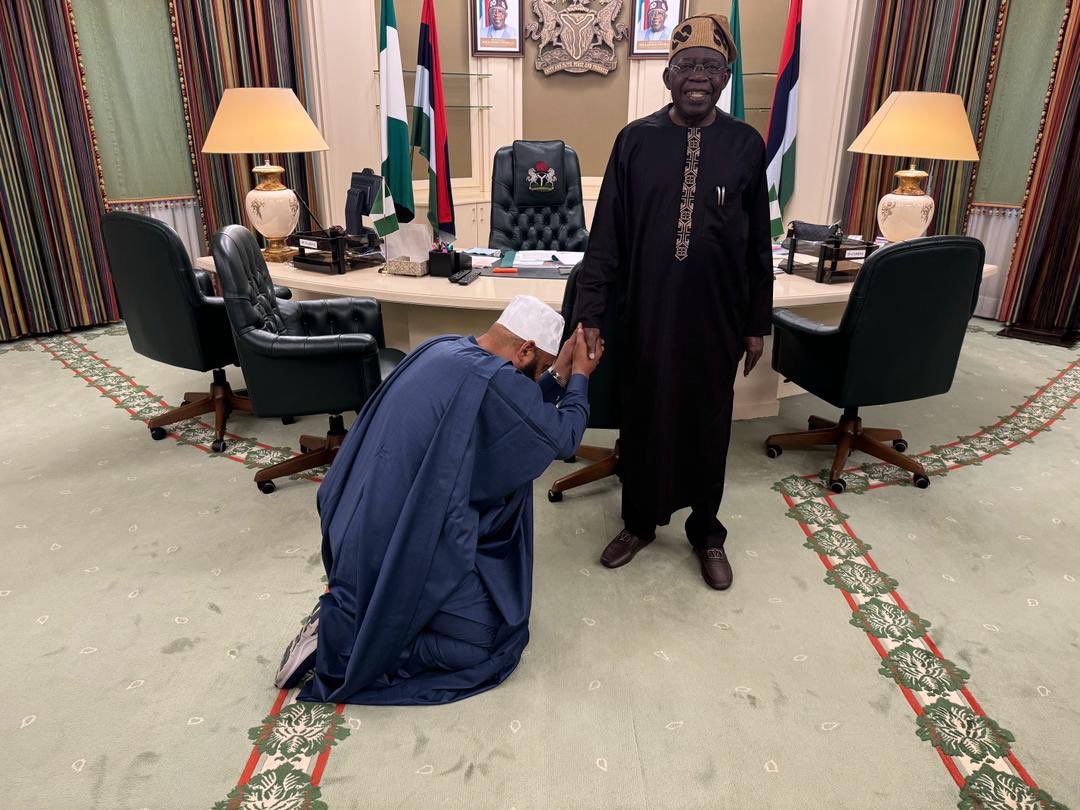 Niger State Governor bended knees
