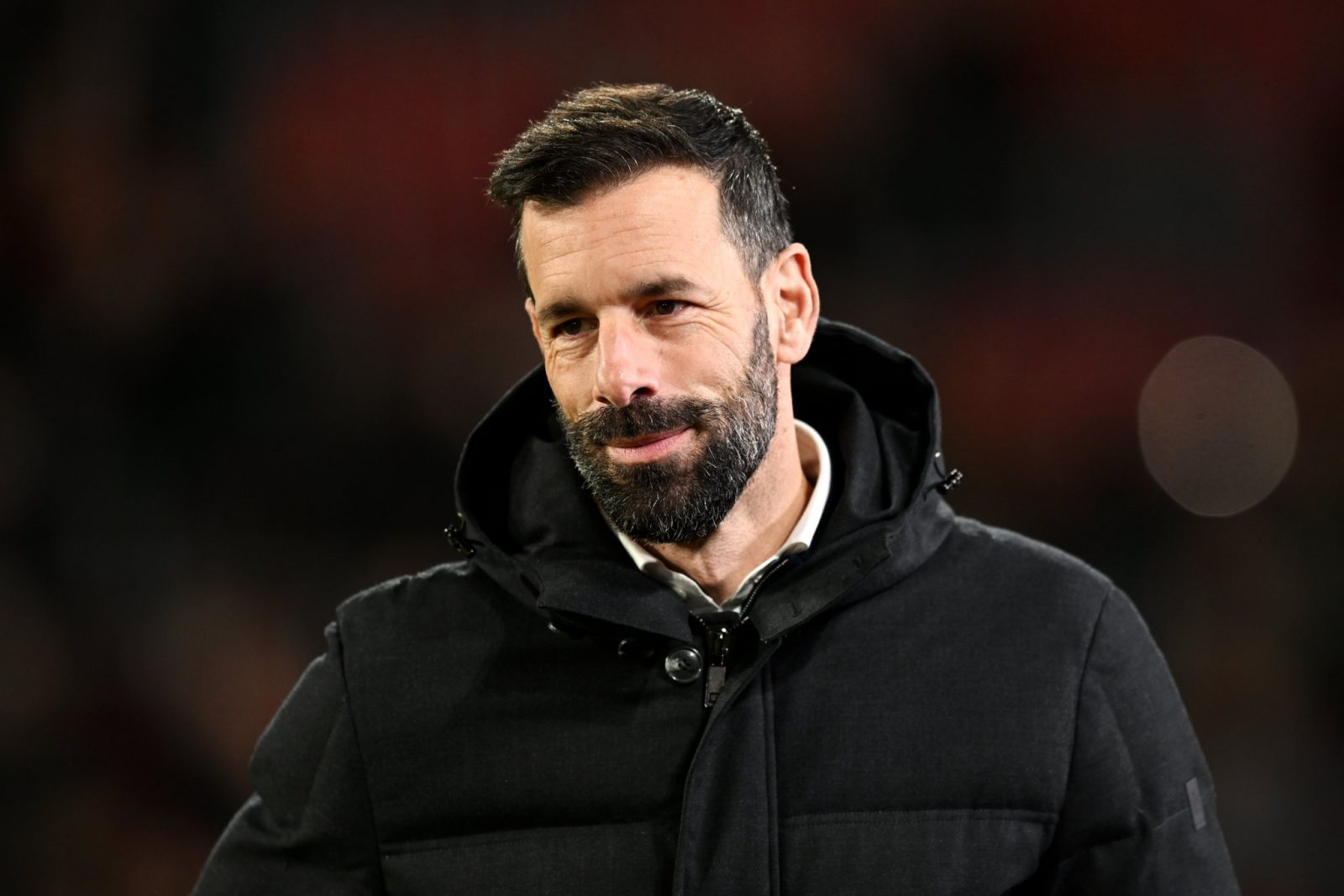 In a potential return to Old Trafford, Ruud van Nistelrooy has been approached to join Erik ten Hag’s coaching staff at Manchester United, according to Fabrizio Romano.